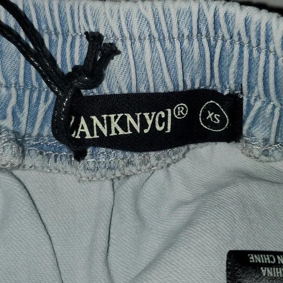 Blank NYC Lightwash Denim Elastic Waist Drawstring Shorts in Doing Too Much XS - Picture 10 of 12